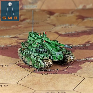 Puede incluir: Un tanque militar verde con un cañón largo y una antena levantada. El tanque está sentado en un tablero de juego hexagonal marrón con números impresos en cada hexágono.