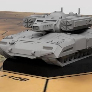 以下が含まれることがあります： グレーの未来的な戦車のモデルで、大きな砲塔と複数のミサイルランチャーが上部に搭載されています。戦車はグレーのベースの上に置かれています。