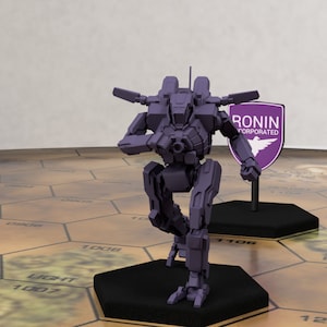 Könnte beinhalten: Eine kleine, violette Plastik-Roboterfigur, die auf einem schwarzen sechseckigen Sockel steht. Der Roboter hält eine Waffe und trägt einen Schild mit dem Text "RONIN INCORPORATED" darauf.