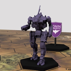 Puede incluir: Un modelo de robot mecánico morado se encuentra sobre una base hexagonal negra, con un letrero morado y blanco que dice "ONIN INCORPORATED". El robot está sobre un tablero de juego con baldosas hexagonales.