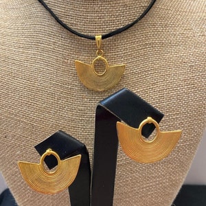 precolumbian jewelry. earrings , set Nariguera Rayas  , pre colombinos 24kt gold, precolombianos 24 kt gold plated