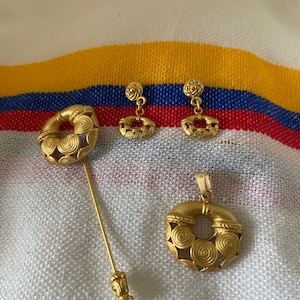 precolumbian jewelry. calima  earrings , pendant and pin, set earrings and pendant, set earrings and pin, pre colombinos 24kt gold