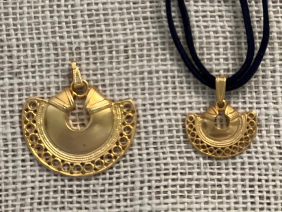 precolumbian jewelry. fan pendant, , pre colombinos 24 kt  gold plated, pre colombian, dije abanico
