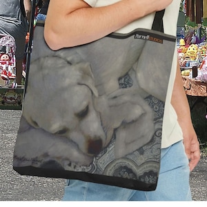 Bolsa de mano de pintura para perros con un labrador retriever inglés blanco dormido, el regalo perfecto y funcional para cualquier amante de los perros
