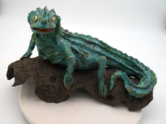 Large lizard on a ceramic blind in wood look