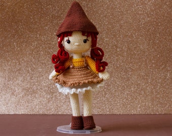 Gehaakte toverhazelaar pop / pop met bruine jurk / pop met heksenhoed / Amigurumi