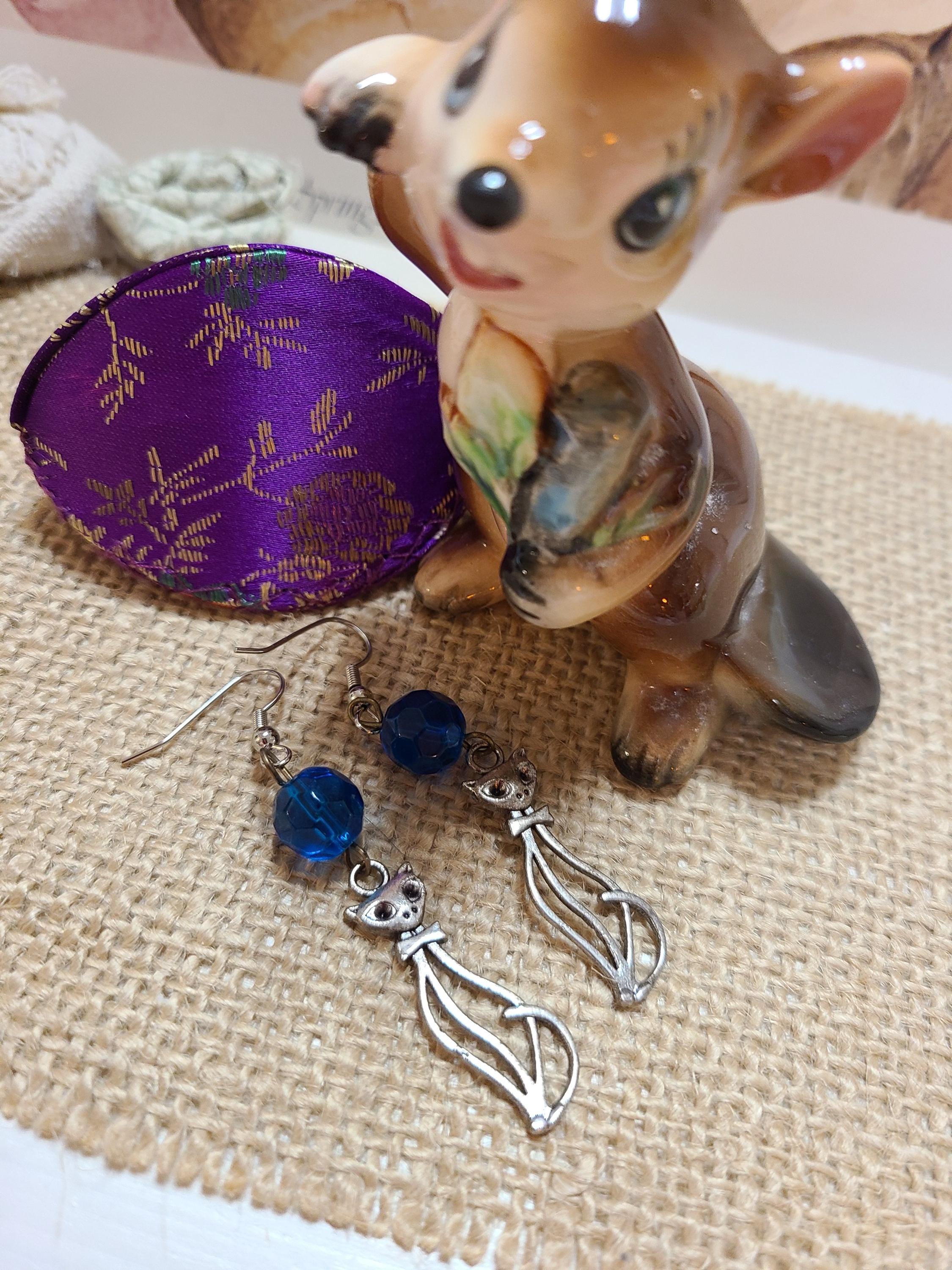 Boucles D'Oreilles Pendantes Plaqué Argent - Breolques Chat Et Perles Vertes - Neuf Sans Emballage