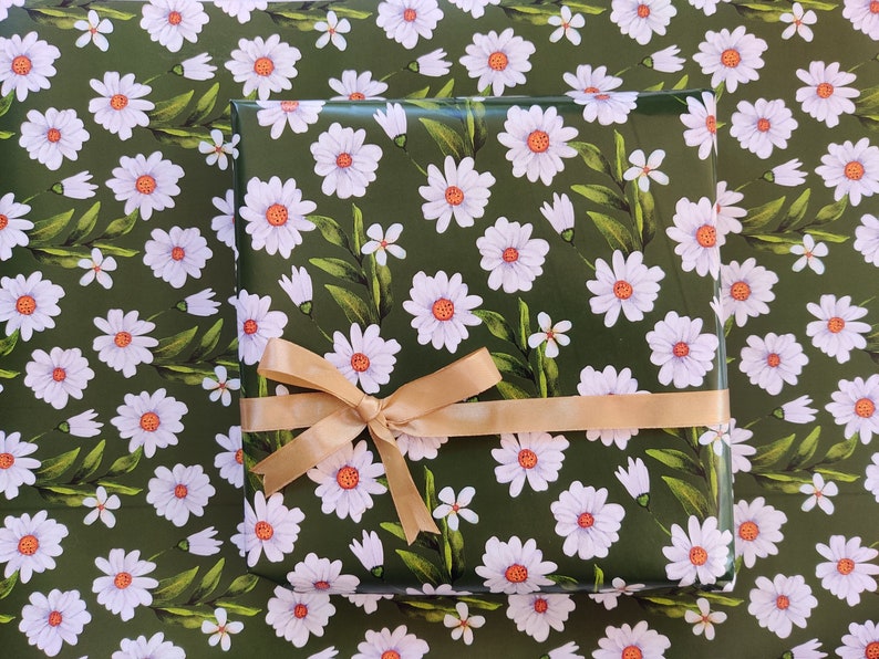 Daisy Gift Wrapping Paper With Green Background