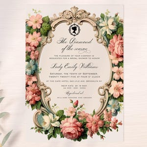 Könnte beinhalten: Eine Einladungskarte mit floralem Design. Die Karte hat einen verzierten goldenen Rahmen mit einer Silhouette, umgeben von rosa, weißen und blauen Blumen. Der Text auf der Karte lautet "The Diamond of the season" und "Lady Emily Williams".