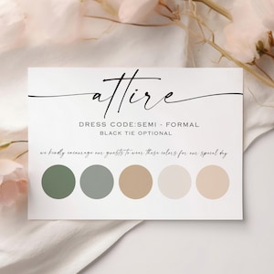 Puede incluir: Una tarjeta blanca con la palabra "attire" escrita en cursiva negra. La tarjeta también incluye el texto "Código de vestimenta: Semi-formal, corbata negra opcional" y una paleta de colores de cinco círculos en tonos de verde, gris, beige y melocotón.