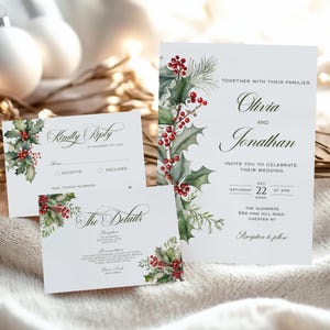 Op de afbeelding: Een set witte trouwbriefpapier met hulst- en bessenillustraties. De uitnodiging bevat de namen "Olivia en Jonathan" en evenementdetails. De RSVP- en detailkaarten zijn ook versierd met hetzelfde botanische ontwerp.