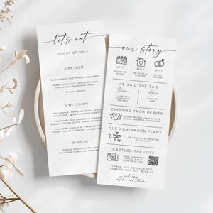 Könnte beinhalten: Eine Hochzeitskarte mit Menü und Geschichte mit schwarzem Text auf weißem Hintergrund. Das Menü listet Vorspeisen, Hauptgericht und Dessert auf. Die Geschichtekarte enthält die Daten, an denen sie sich trafen, zusammenzogen und sich verlobten. Sie enthält auch eine Liste von geliebten Menschen, die verstorben sind, und ihre Flitterwochenpläne.