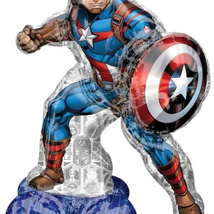 Pu&ograve; includere: Palloncino di Captain America in posa dinamica, con costume blu e rosso con stella bianca sul petto e scudo. Il palloncino ha uno scudo argento e rosso ed &egrave; su una base blu.