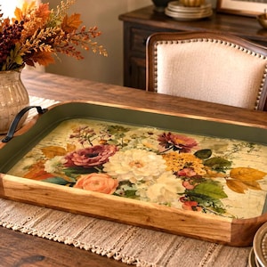 Plateau en bois style cottagecore, décor floral vert olive (51 x 32 cm)