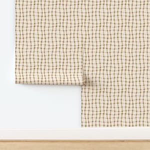 Peut inclure: Papier peint présentant un motif de grille répétitif composé de lignes brunes ondulées et entrecroisées sur un fond crème clair. Le design crée un effet de damier ondulant et cohérent sur toute la surface, avec une partie du rouleau repliée.