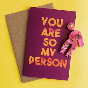 Mini brincos de argila de polímero Rhea Arch e pacote de presente de cartão comemorativo You Are So My Person | Brincos de declaração | Brincos Modernos | Hipoalergênicos