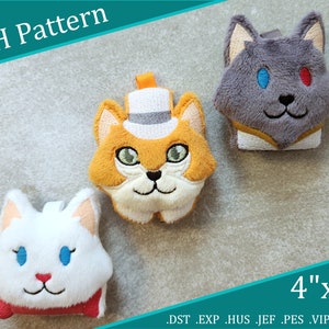 Può includere: Tre teste di gatto di peluche, ognuna con un colore e un design diverso. Il gatto a sinistra è bianco con occhi blu e un collare rosso. Il gatto al centro è arancione con occhi verdi e un cappello a cilindro nero. Il gatto a destra è grigio con occhi blu e rossi. I giocattoli misurano 10 cm per 10 cm.  .DST .EXP .HUS .JEF .PES .VIP .XXX