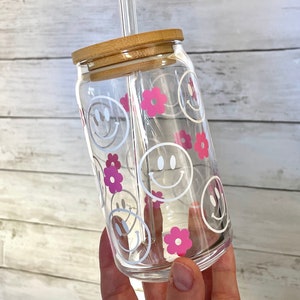 Pink Retro Flower Smiley Face Glass Can Cup with Bamboo Lid and Straw Glass Iced Coffee Cup 16 oz Beer Can Cup