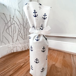 Anchor Wine Bag, Nautical Housewarming Gift, Beach House Gift, Hostess Gift, Thank You Gift, White Navy Wine Carrier, Beach House Wine Tote