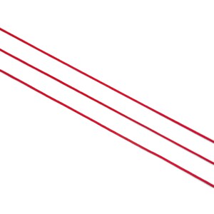 Puede incluir: Tres cordones o cuerdas rojas sobre un fondo blanco.
