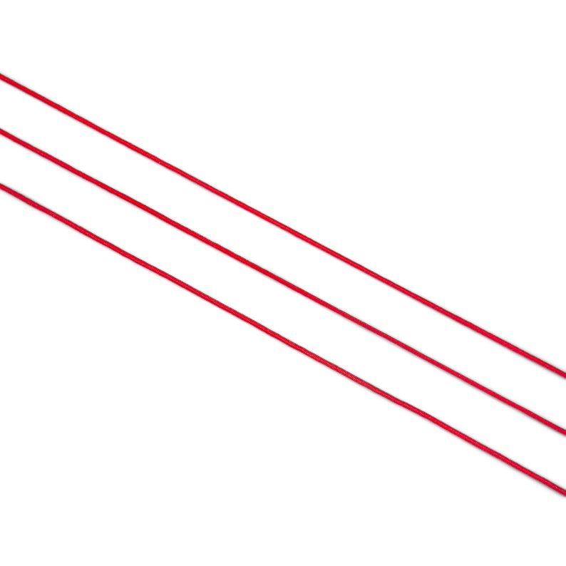 Puede incluir: Tres cordones o cuerdas rojas sobre un fondo blanco.