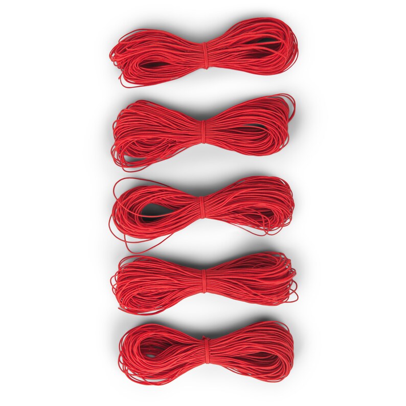 Puede incluir: Cinco carretes de hilo el&aacute;stico rojo, dispuestos verticalmente en una fila.