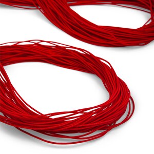 Puede incluir: Un carrete de cord&oacute;n el&aacute;stico rojo brillante, perfecto para proyectos de manualidades.