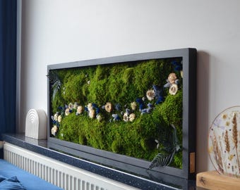 Moss Wall Magic Blue Moss Wall Art | Kunstwerk van geconserveerd mos | Blauwe accentmuurdecoratie | Natuurlijke kunst uit Green Valley | Moderne botanische lijst