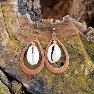 Beautiful Cowrie Shell Tribal Ethnic Pucka Shell African Shell Copper Rustic Boho Earrings For Woman/Teardrop Cowrie Shell Statement Jewelry