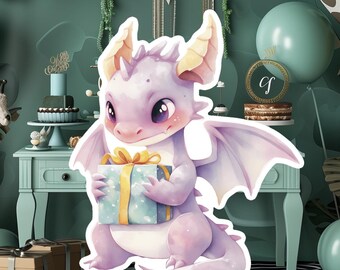 Puede incluir: Un dragón morado sosteniendo una caja de regalo azul y blanca con un lazo verde. El dragón está rodeado de globos verdes y azules y una figura de jirafa.