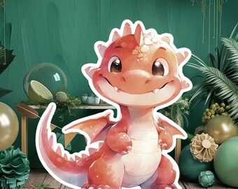 Puede incluir: Un recorte de dragón de estilo caricatura, en tonos naranja y rojo, con una expresión amigable. El dragón es el punto focal, sobre un fondo de globos verdes y dorados, exuberante vegetación y un suelo de madera, creando un ambiente festivo.