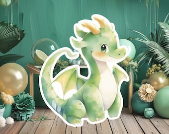 Puede incluir: Un dragón verde con vientre y alas verde claro, sobre un fondo verde claro con globos verdes y dorados.