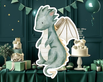 Puede incluir: Una ilustración de dragón de acuarela verde sobre un fondo blanco. El dragón tiene un cuerpo azul claro y alas blancas. La ilustración está rodeada de globos verdes y blancos y una pancarta verde y blanca.