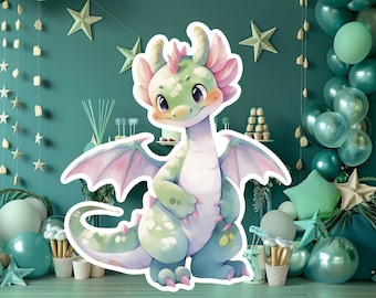 Puede incluir: Un dragón de dibujos animados verde y rosa con una expresión amigable. El dragón está de pie sobre una mesa con un fondo verde y blanco. Hay globos y estrellas en el fondo.