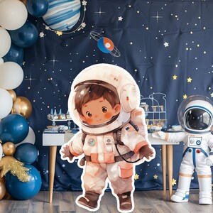 Astronauta giocatore bambino grande arredamento Oggetti di scena ritagliati per feste, astronauta Compleanno in piedi, sfondo adorabile carino, grandi oggetti di scena stampabili per l'arredamento della festa