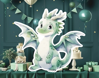 Puede incluir: Un dragón verde con alas y una cara amigable. El dragón está de pie sobre una mesa con decoraciones verdes y blancas. Hay globos en el fondo.