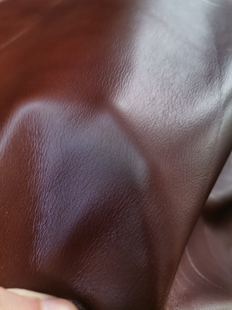 Peut inclure: Gros plan sur un mat&eacute;riau en cuir brun avec une surface textur&eacute;e.