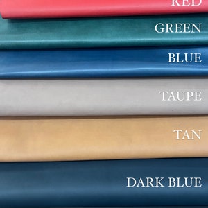 Puede incluir: Una pila de ocho muestras de cuero de diferentes colores. Los colores son beige, rojo, verde, azul, topo, marr&oacute;n, azul oscuro y negro.