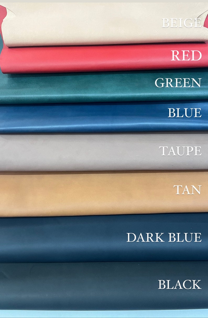 Puede incluir: Una pila de ocho muestras de cuero de diferentes colores. Los colores son beige, rojo, verde, azul, topo, marr&oacute;n, azul oscuro y negro.