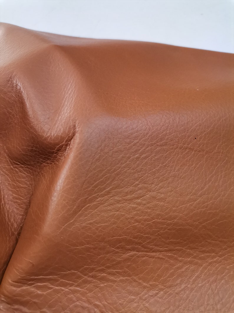 Peut inclure: Gros plan sur un mat&eacute;riau en cuir brun avec une surface textur&eacute;e.
