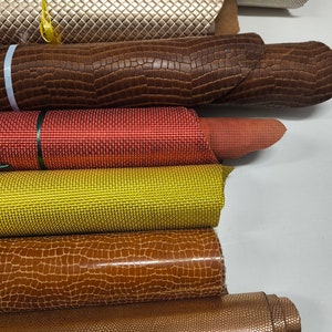 Pezzi e scampoli di pelle vegetale di mucca, fogli di vera pelle di vacchetta di colori metallici e stampe vendute al chilo/libbra