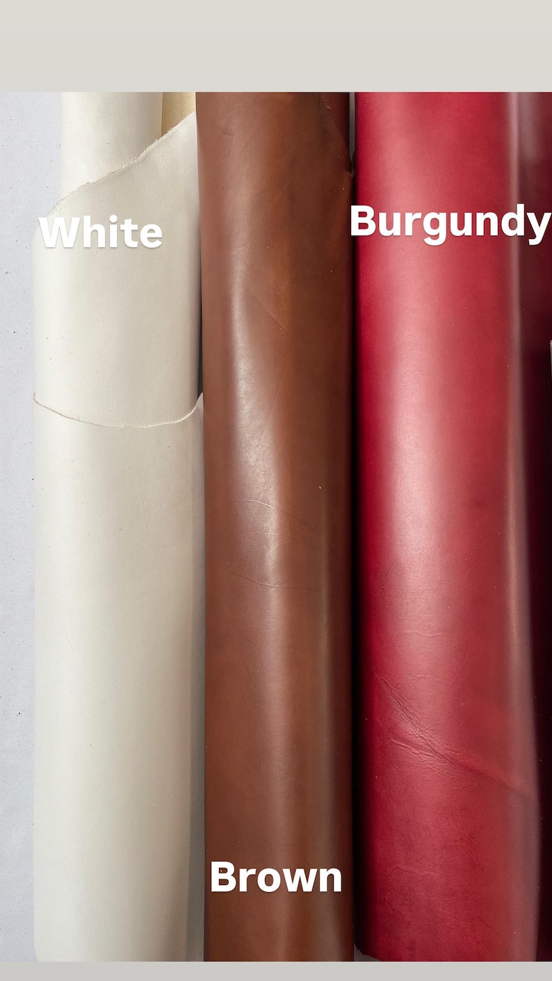 Puede incluir: Tres rollos de cuero en diferentes colores: blanco, marr&oacute;n y burdeos. El cuero est&aacute; enrollado y los extremos son visibles. Las palabras "Blanco", "Marr&oacute;n" y "Burdeos" est&aacute;n escritas en los rollos.