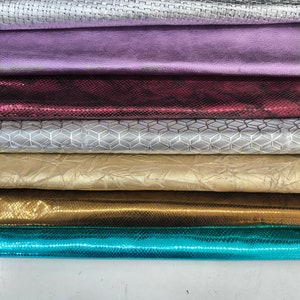Scarti e scampoli di pelle metallizzata stampata, pezzi di vera pelle di vari colori metallici e stampe vendute al chilo/libbra. 1 kg (2,2 libbre)