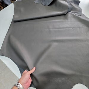 Couleur gris, revêtement cuir de vachette : cuir souple pour l'ameublement, épais. 1,5 mm (4 onces)
