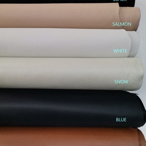 Puede incluir: Una selección de rollos de tela texturizada en varios colores, incluyendo negro, salmón, blanco, nieve, azul y marrón. Cada rollo muestra un color distinto con el nombre del color en teal.