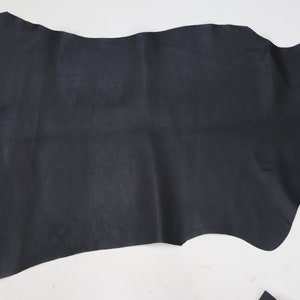 K&ouml;nnte beinhalten: Ein gro&szlig;es St&uuml;ck schwarzes Leder mit unregelm&auml;&szlig;iger Form.