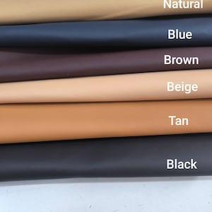 Può includere: Sei campioni di pelle di diversi colori impilati uno sopra l'altro. I colori sono naturale, blu, marrone, beige, marrone e nero.