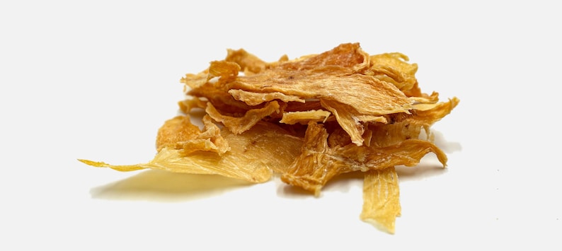 Puede incluir: Un mont&oacute;n de tiras de pollo secas, de color marr&oacute;n claro y crujientes.