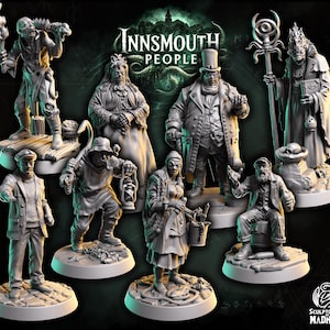 Puede incluir: Una colección de figuras de resina gris que representan personajes de la serie "Innsmouth People". Las figuras incluyen una variedad de personajes detallados, como un hombre con sombrero de copa, una mujer con chal y una figura sosteniendo un bastón.