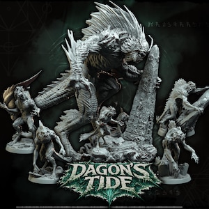 Puede incluir: Colección de miniaturas de fantasía grises, que incluyen un monstruo grande y detallado con una aleta dorsal puntiaguda y varias criaturas más pequeñas. El logotipo "Dagon's Tide" está en la parte inferior. Las figuras están sobre un fondo oscuro.